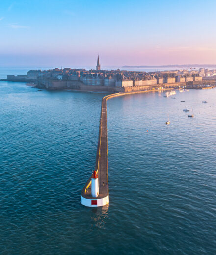 Le phare du Môle, vu du ciel