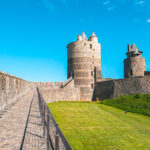 Découvrez le château de Fougères, une impressionnante forteresse médiévale en Bretagne. Explorez ses tours, ses remparts et plongez dans son histoire.