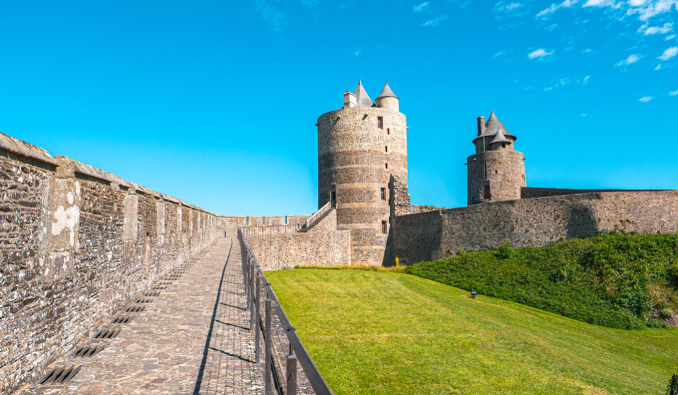 Découvrez le château de Fougères, une impressionnante forteresse médiévale en Bretagne. Explorez ses tours, ses remparts et plongez dans son histoire.
